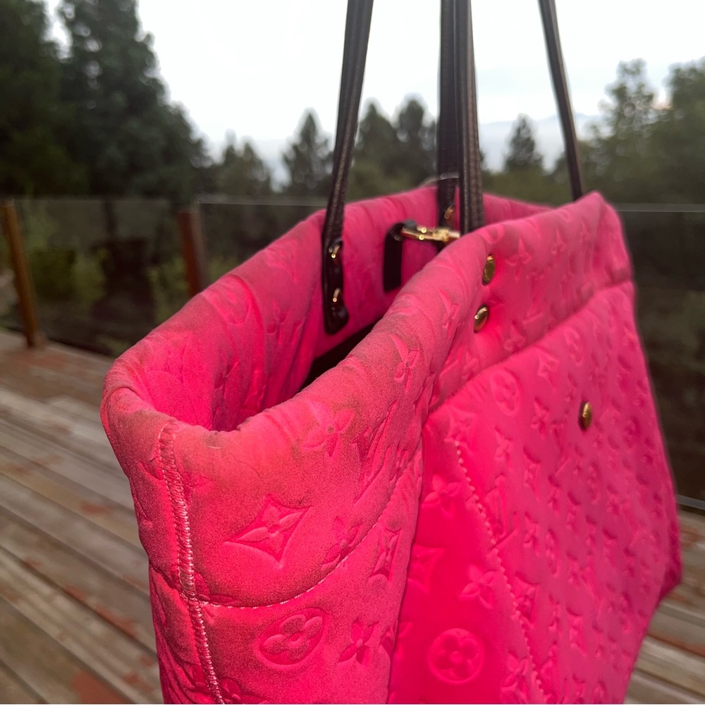Louis Vuitton: Limited Edition Neoprene Scuba LV Monogram MM Tote Bag (Fuchsia) - Picture 9 of 17